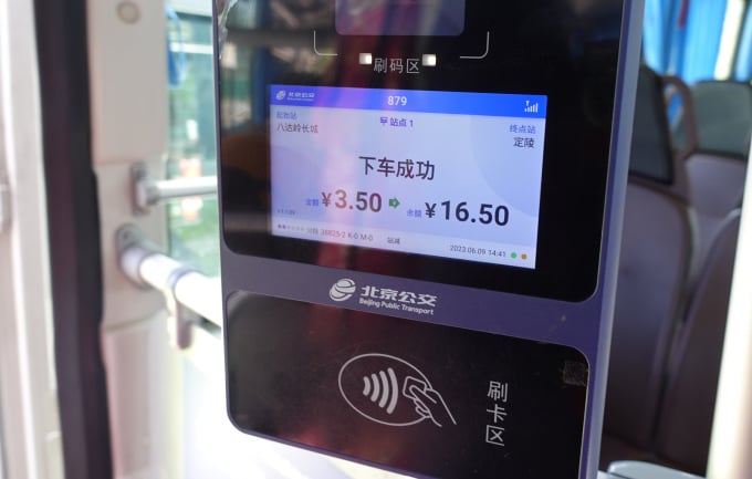 The card reader shows the amount deducted and the remaining amount. Photo: Trinh Hang