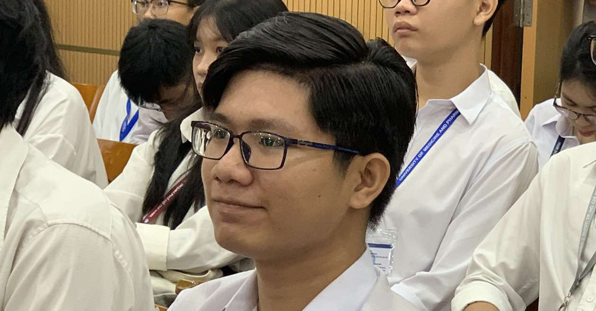 Valedictorian of Ho Chi Minh City University of Medicine and Pharmacy received full scholarship but still worried about 'breaking' dream