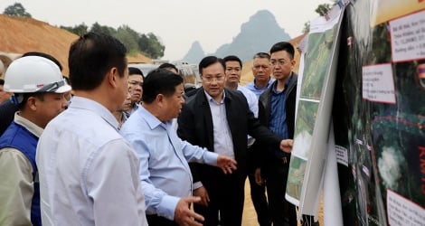 Minister Nguyen Chi Dung inspects the progress of Tuyen Quang Expressway Project