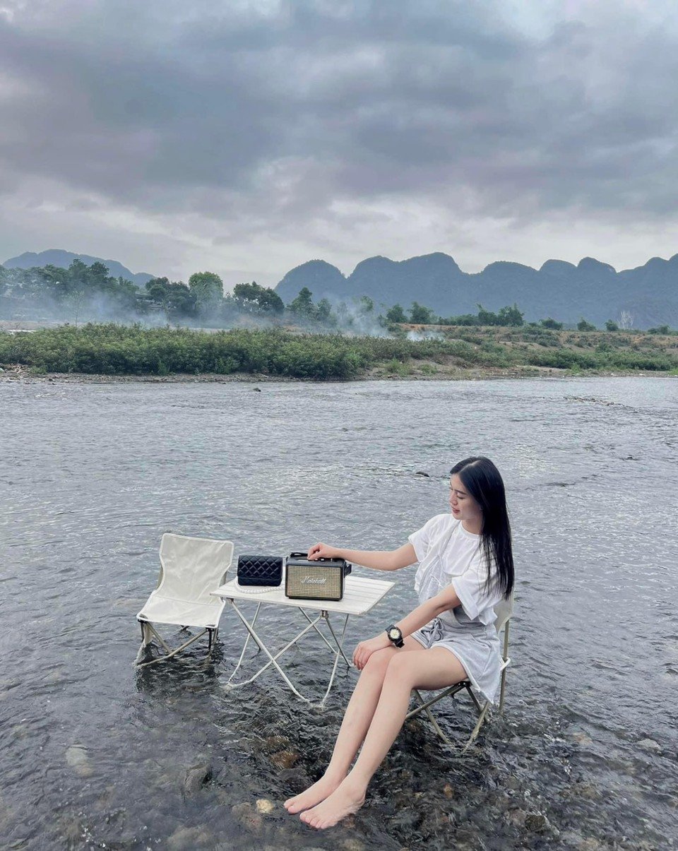 El agua es cristalina, mostrando el fondo del río y El suave flujo crea una sensación de paz y relajarse. Prepara una tienda de campaña: para protegerte de los efectos del entorno mientras duermes, como los insectos o la lluvia y el viento. Especialmente si tienes ý planeando acampar durante la noche en el río Boi. Para preparar el viaje es recomendable llevar una estufa de alcohol o de carbón para cocinar juntos. Además, para aumentar la diversión puesto, miembro del grupo Se puede ir a buscar leña para usarla al asar pollo, brochetas...   Preparar la iluminación: la zona alrededor del camping del río Boi Hoa Paz aunque Todavía tengo hogares que viven pero no tienen Lámpara de alta presión, por lo tanto Es necesario preparar una iluminación adecuada. Adecuado para clima oscuro. Ven aquí con tu familia, toda la familia. tener pueden estar juntos Coloca mesas y sillas para disfrutar de la vista en medio del río o arma una carpa para pasar la noche en la orilla del río. Playa amplia, agua azul clara y La limpieza aquí crea un espacio muy hermoso.  