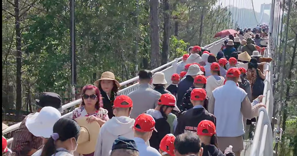 No dejes que la multitud cruce el puente con fondo de cristal de Love Valley, Da Lat