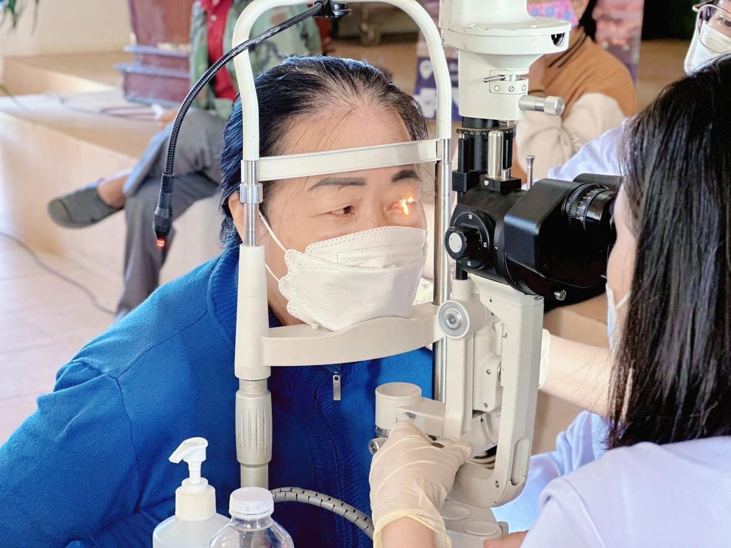 The Central Newspaper Club in Hoa Binh province coordinated to organize eye examinations and provide free medicine for people. Image 2