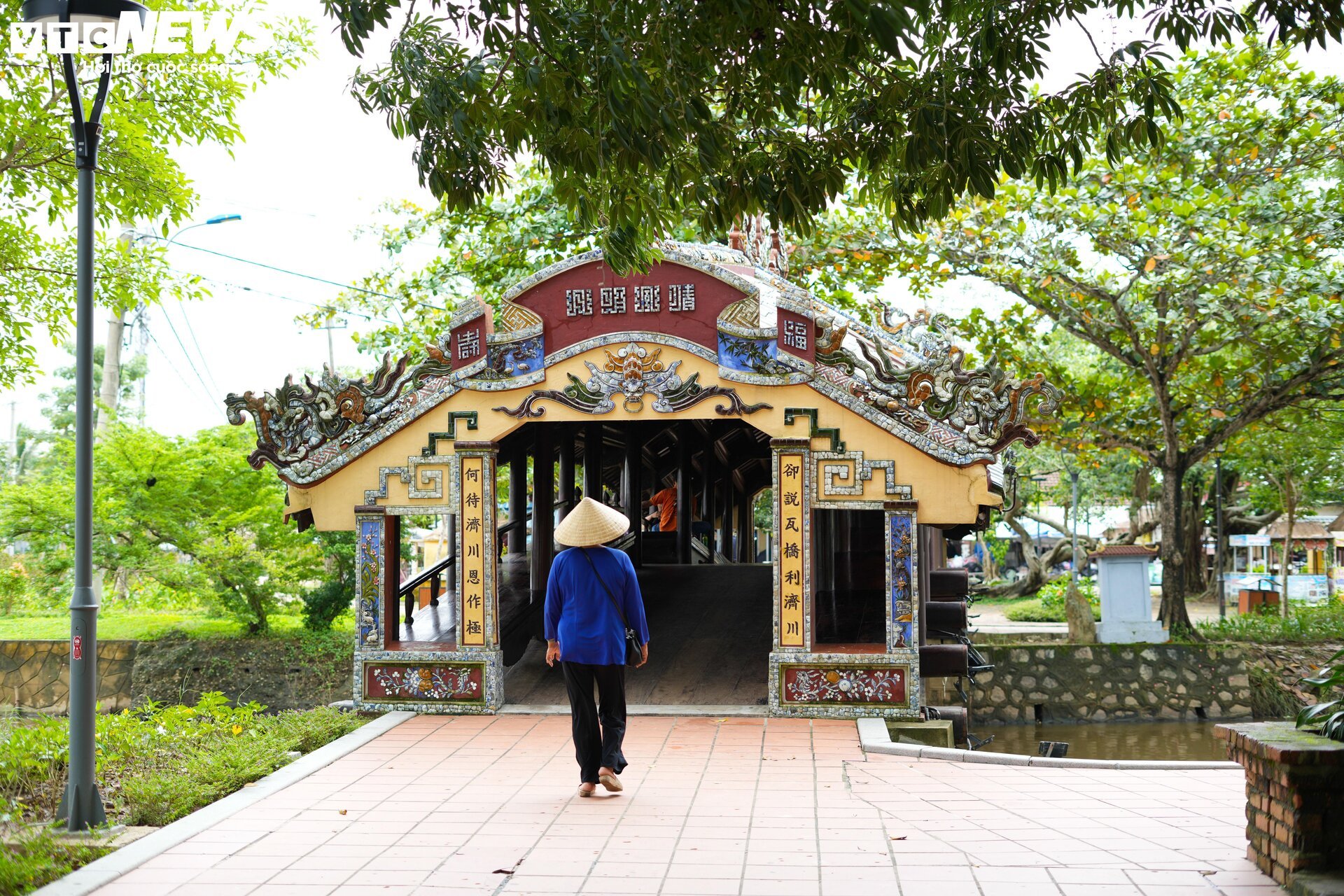 후에의 고대 수도에 있는 독특한 '윗집, 아랫다리' 건축을 갖춘 250년 된 고대 다리의 클로즈업 - 3