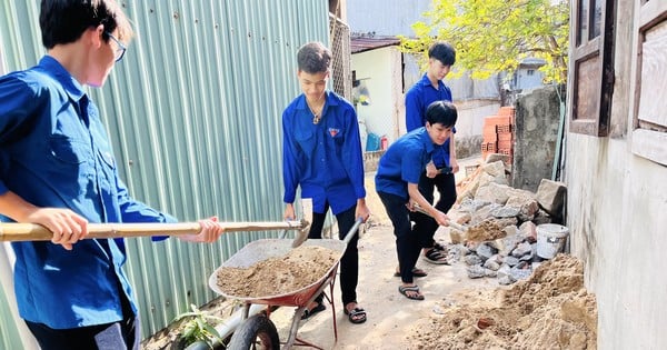 ‘Áo xanh’ đội nắng giúp hộ khó khăn sửa chữa, xây mới nhà cửa