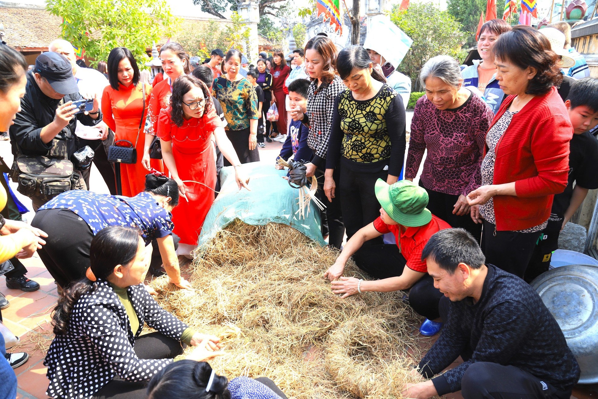 Concours unique de fabrication de feu et de cuisson du riz dans les villages de banlieue de Hanoi, photo 5