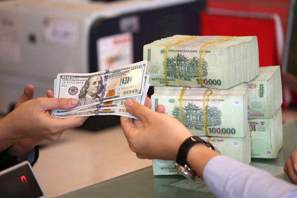 La Reserva Federal eleva las tasas de interés. Imagen de tendencia de préstamos en USD y VND.
