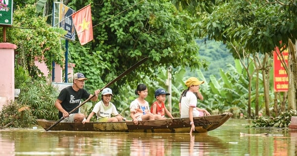 ទឹកទន្លេ Cu De កើនឡើង ភូមិមួយក្នុងឃុំភ្នំ Hoa Bac ត្រូវបានជន់លិច។