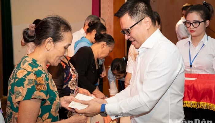 El periódico Nhan Dan visita y entrega regalos a familias desfavorecidas en el Día de la Unidad Nacional