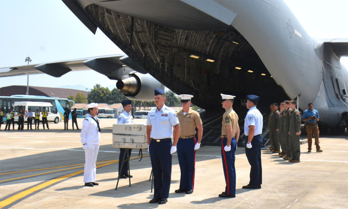 The remains of US soldiers were repatriated at Da Nang International Airport on April 16. Photo: QĐND