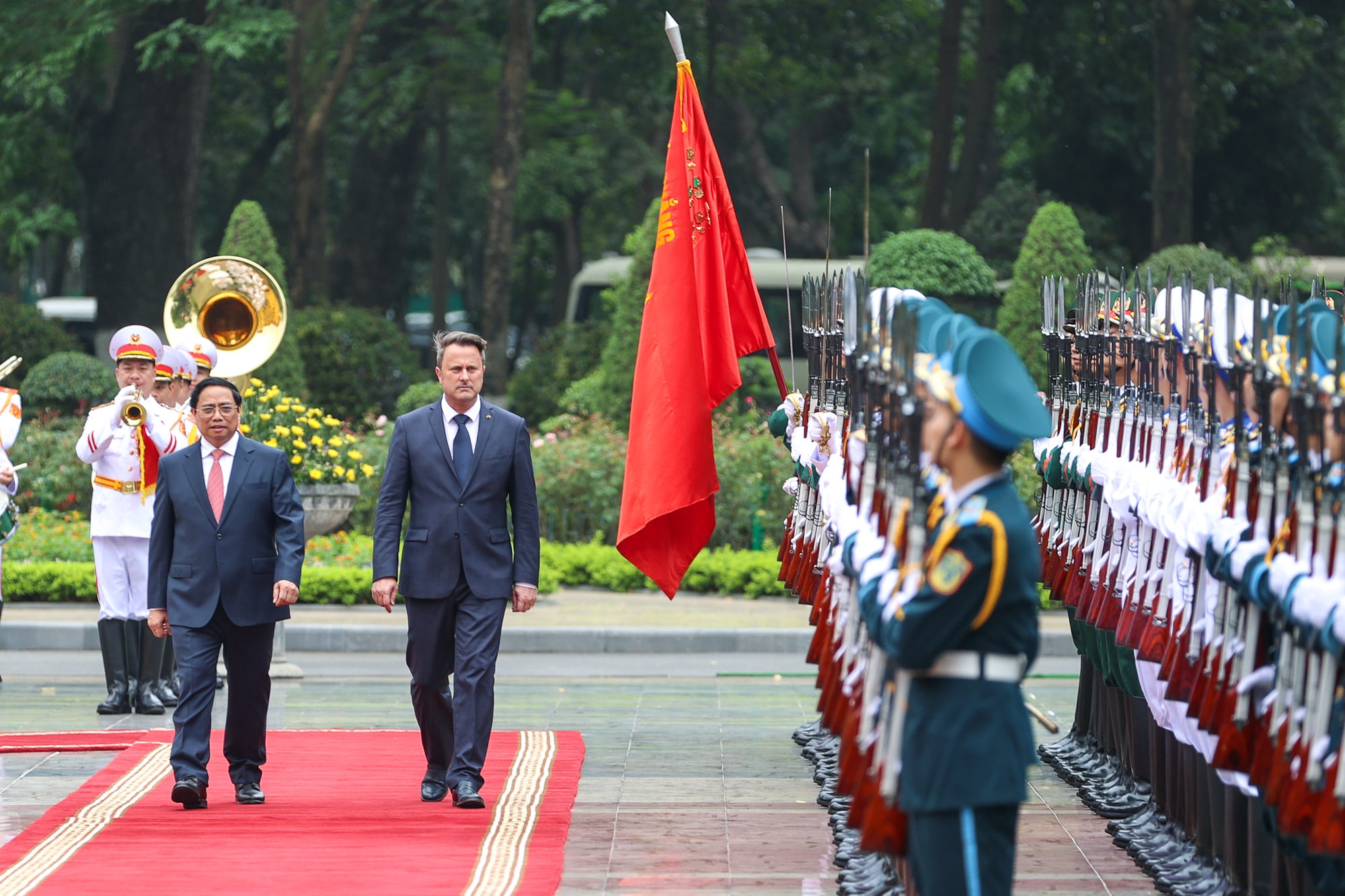 Le Premier ministre Pham Minh Chinh rencontre le Premier ministre du Luxembourg photo 2