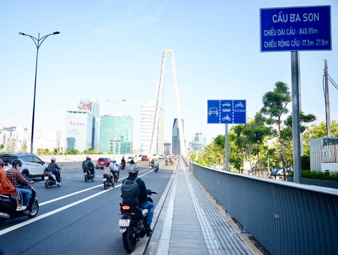 Le pont Thu Thiem 2 a été rebaptisé Ba Son, le matin du 14 juin. Photo : Ha Giang