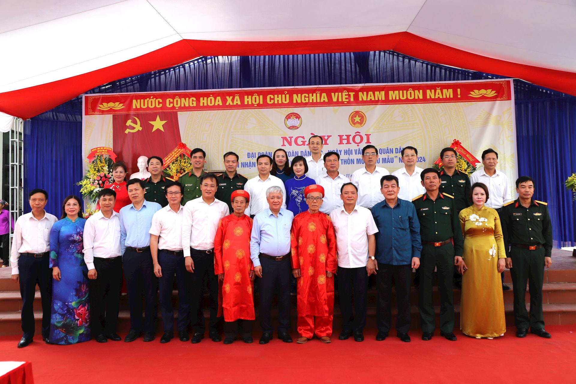 El presidente Do Van Chien y los líderes de la provincia de Hung Yen se tomaron fotos de recuerdo con la gente de la aldea de Dinh Cao.