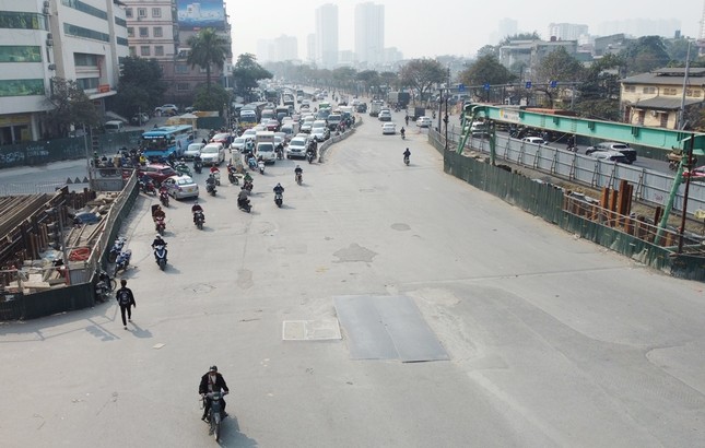 Construction fences removed at Giai Phong - Kim Dong intersection, how will traffic flow be divided? photo 2