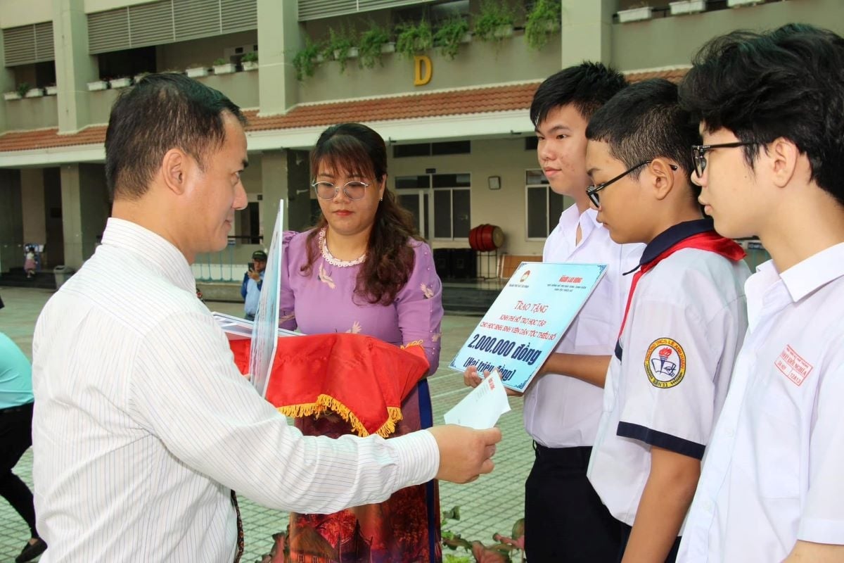 hoc bong nguyen huu tho cung sinh vien, hoc sinh ngheo vuot kho hinh anh 4