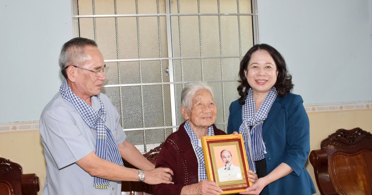 รองประธานาธิบดี Vo Thi Anh Xuan มอบของขวัญวันตรุษให้กับครอบครัวผู้กำหนดนโยบายใน Bac Lieu และ Ca Mau