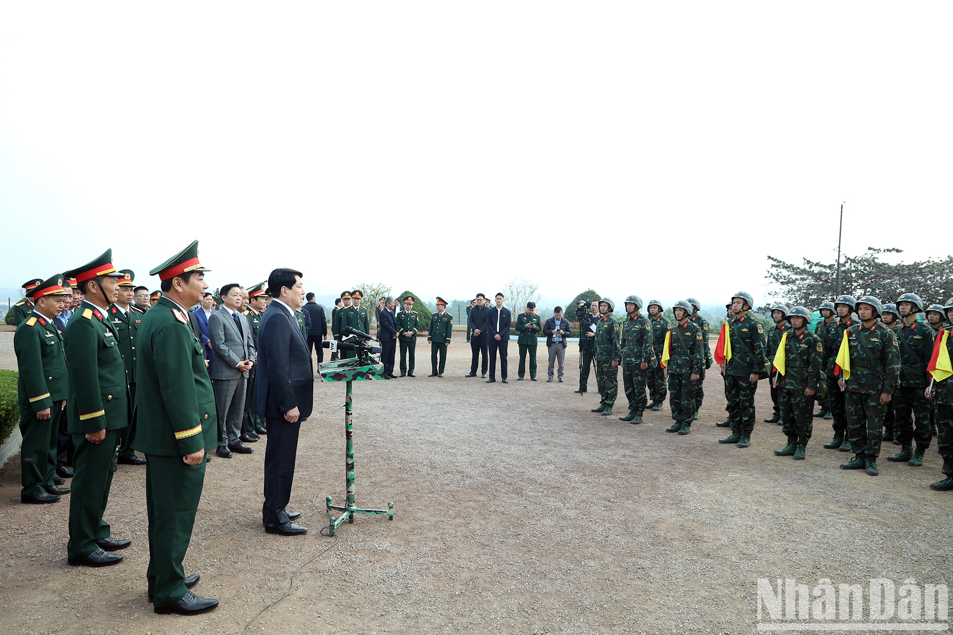 [Фото] Президент Луонг Куонг посещает и работает в армейском корпусе 12 фото 11