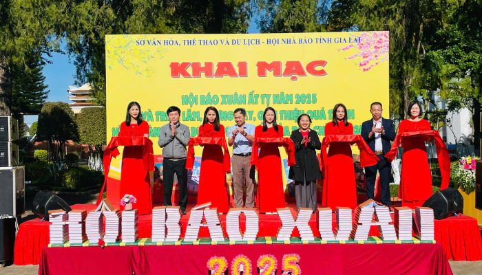 สิ่งพิมพ์เกือบ 300 ฉบับที่จัดแสดงในงาน Spring Newspaper Fair ประจำปี 2025
