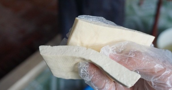 The rustic tofu specialty of Kenh village, only available in Thai Binh, is sold by the kilogram, at a super cheap price, people buy by the ton.