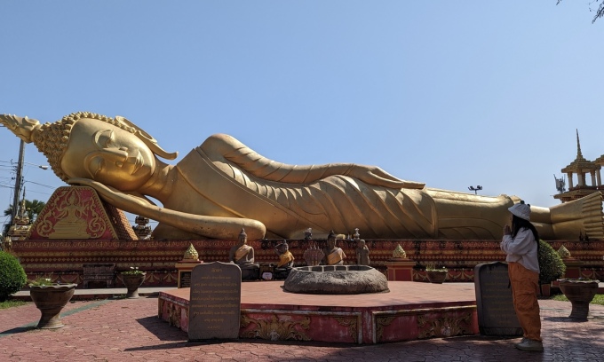 Mme Phuong a pris une photo pour se souvenir de sa visite au temple Si Muang, à Vientiane, au Laos. Photo : NVCC