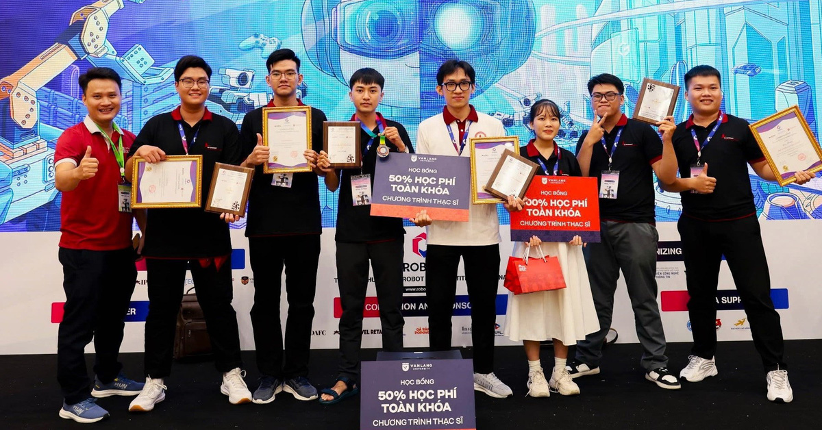 Estudiantes de la Universidad Duy Tan participan en la final mundial de ROBOG 2-2025 en China