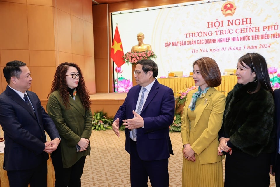 นายกรัฐมนตรีพูดคุยกับผู้แทนที่เข้าร่วมประชุม