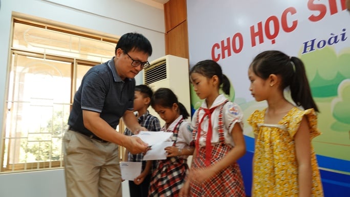 Binh Dinh Provincial People's Committee held a ceremony to present 150 gifts to students of the first class.