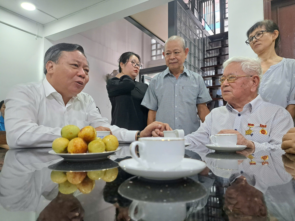 Deputy Secretary of Hanoi Party Committee Nguyen Van Phong asked about the health of Mr. Nguyen Nhu Thien.