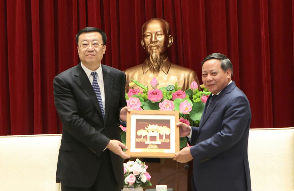 Der ständige stellvertretende Sekretär des Parteikomitees von Hanoi, Nguyen Van Phong, überreichte dem Genossen Truong Tru ein Souvenir.