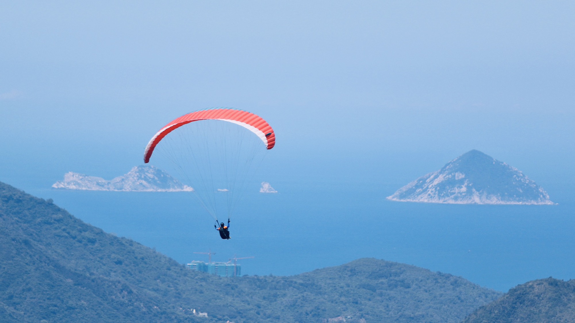 Bay dù lượn ngắm phố biển Nha Trang  - Ảnh 8.