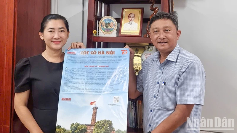 Vinh Long distribue 4 500 exemplaires gratuits du supplément du journal Nhan Dan sur la tour du drapeau de Hanoi