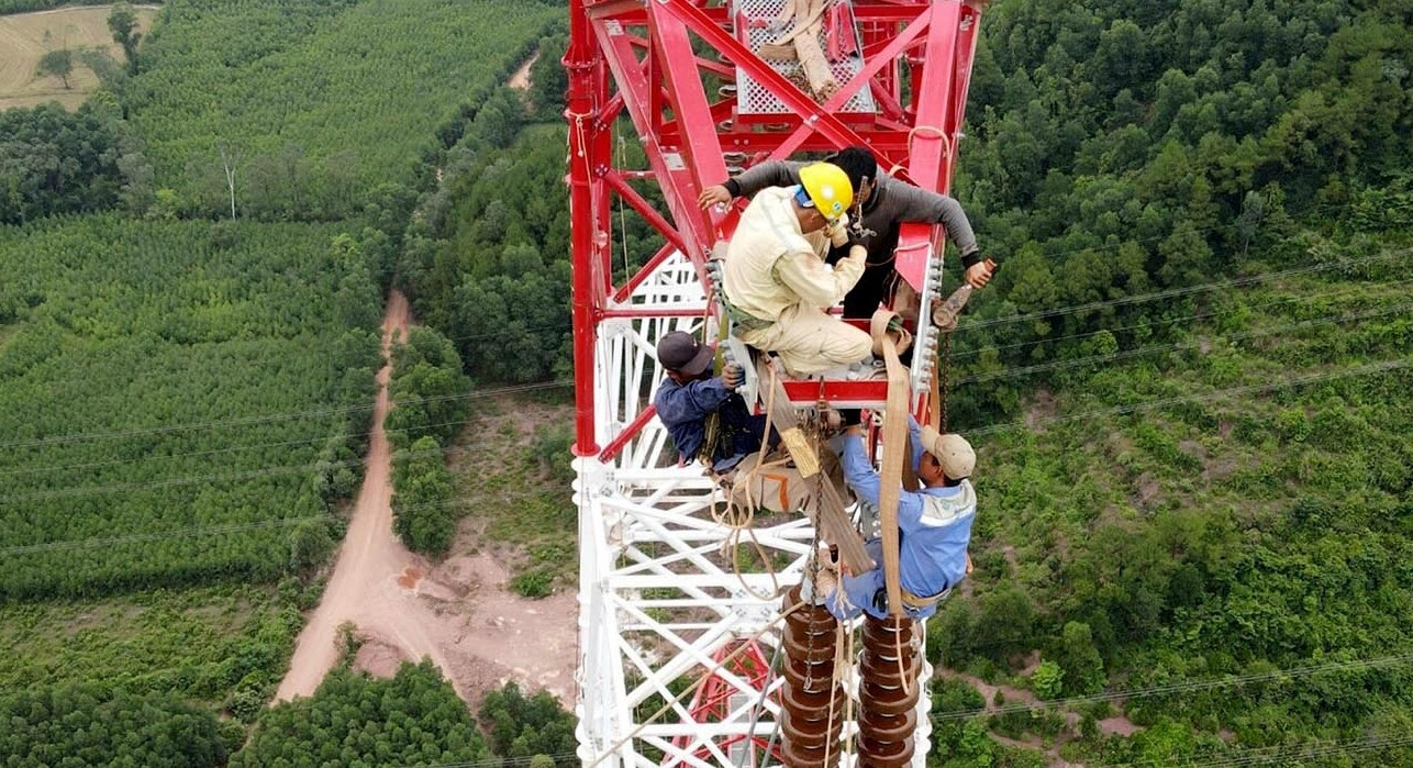 ខ្សែភ្លើង 500kV ខ្សែទី៣ នាំចរន្តអគ្គិសនីទៅទិសខាងជើង៖ បក់បោកលើមេឃ ទទួលទានអាហារថ្ងៃត្រង់លើបង្គោលភ្លើង កណ្តាលរដូវក្តៅ