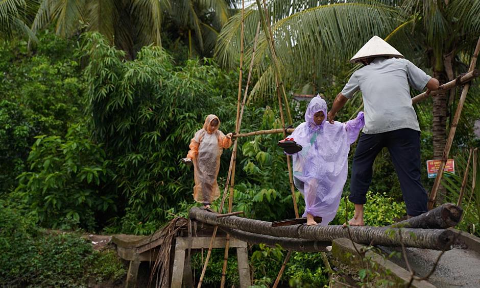 Dự án 'Xây cầu đến lớp' mang 8 cây cầu đến vùng khó khăn