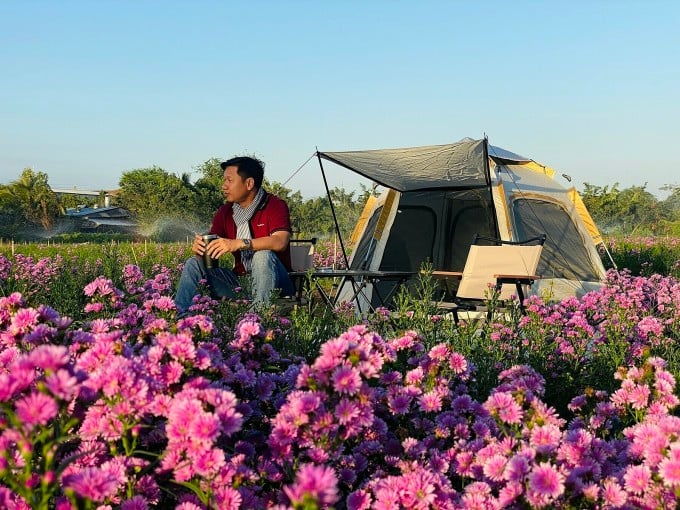 Anh Trương Lê Huy Hoàng, chủ địa điểm check in Thạch Thảo Glamping với ý tưởng biến vuồn thạch thảo 1.000 m2 thành điểm du lịch. Ảnh: Nhân vật cung cấp.