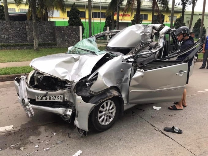 乗用車はトラックとの激しい衝突により大破した。写真：タイ・ハ