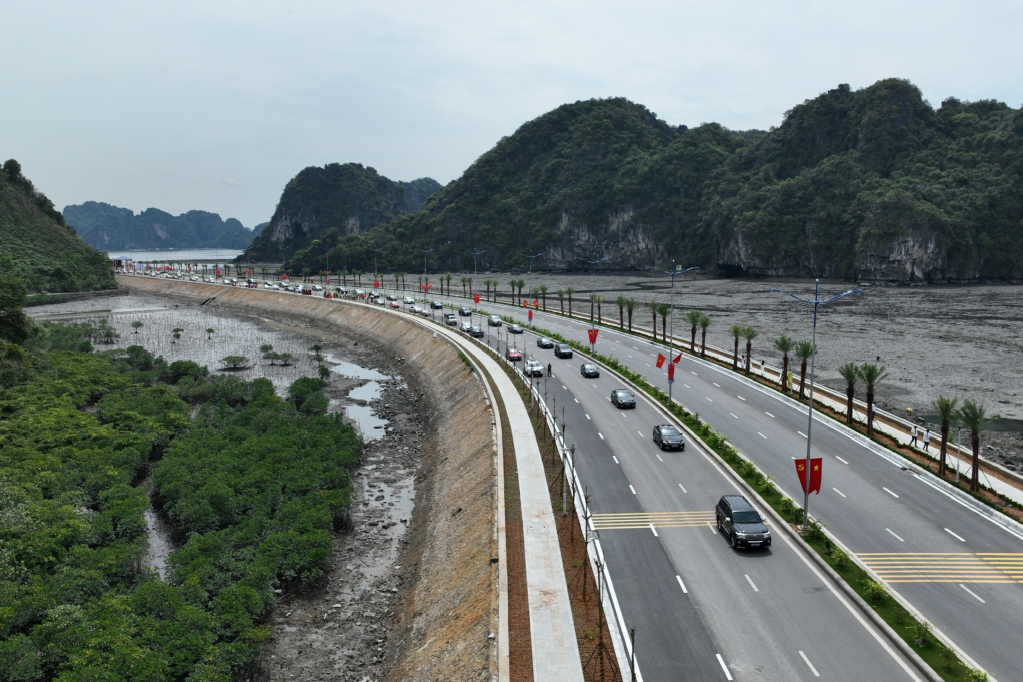 Together with Tran Quoc Nghien route, Ha Long - Cam Pha coastal road, when completed with 6 lanes, will become a synchronous 6-lane landscape axis stretching from Bai Chay bridge (Ha Long city) to the center of Cam Pha city, more than 30km long.