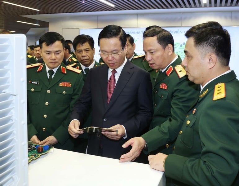 El Presidente visita y trabaja con el Grupo de Industria Militar y Telecomunicaciones de Viettel