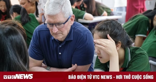 Tim Cook ngồi học cùng học sinh tại Hà Nội