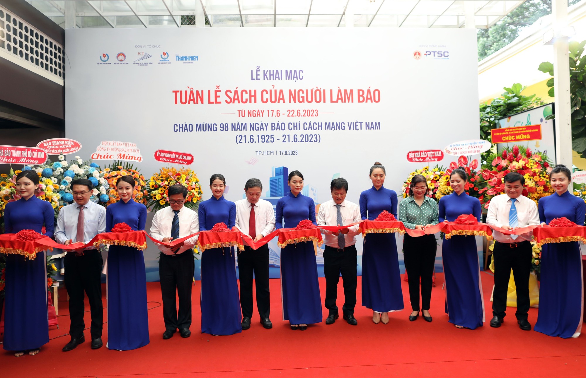 Sôi nổi ngày khai mạc 'Tuần lễ Sách của người làm báo' tại Đường Sách TP.HCM - Ảnh 3.