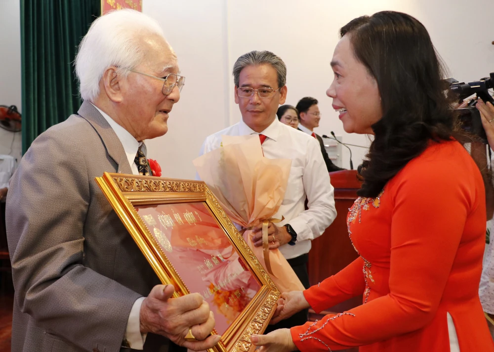 El camarada Nguyen Thanh Xuan entregó la insignia de 65 años de afiliación al Partido a los miembros del partido.