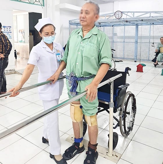 Patient L.V.P. (60 Jahre alt, wohnhaft in Ho-Chi-Minh-Stadt) praktiziert Physiotherapie im Ho-Chi-Minh-Stadt-Krankenhaus für Rehabilitation und Behandlung von Berufskrankheiten.