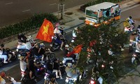 Les supporters d'Ho Chi Minh-Ville descendent dans la rue pour célébrer la victoire de l'équipe vietnamienne