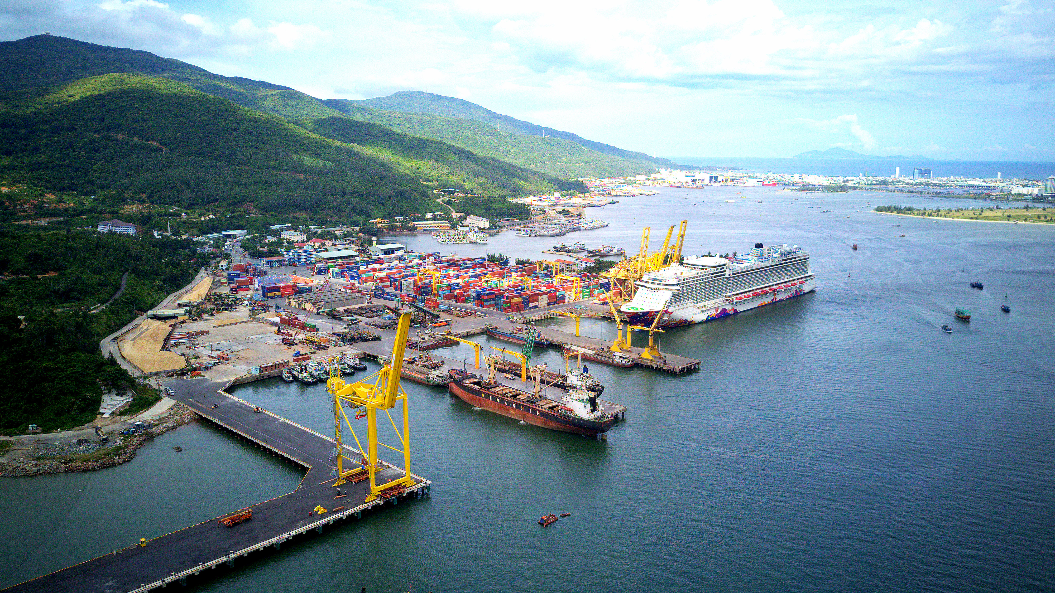 Evento - El Ministerio de Transporte autoriza a tres muelles del puerto de Tien Sa a recibir buques portacontenedores