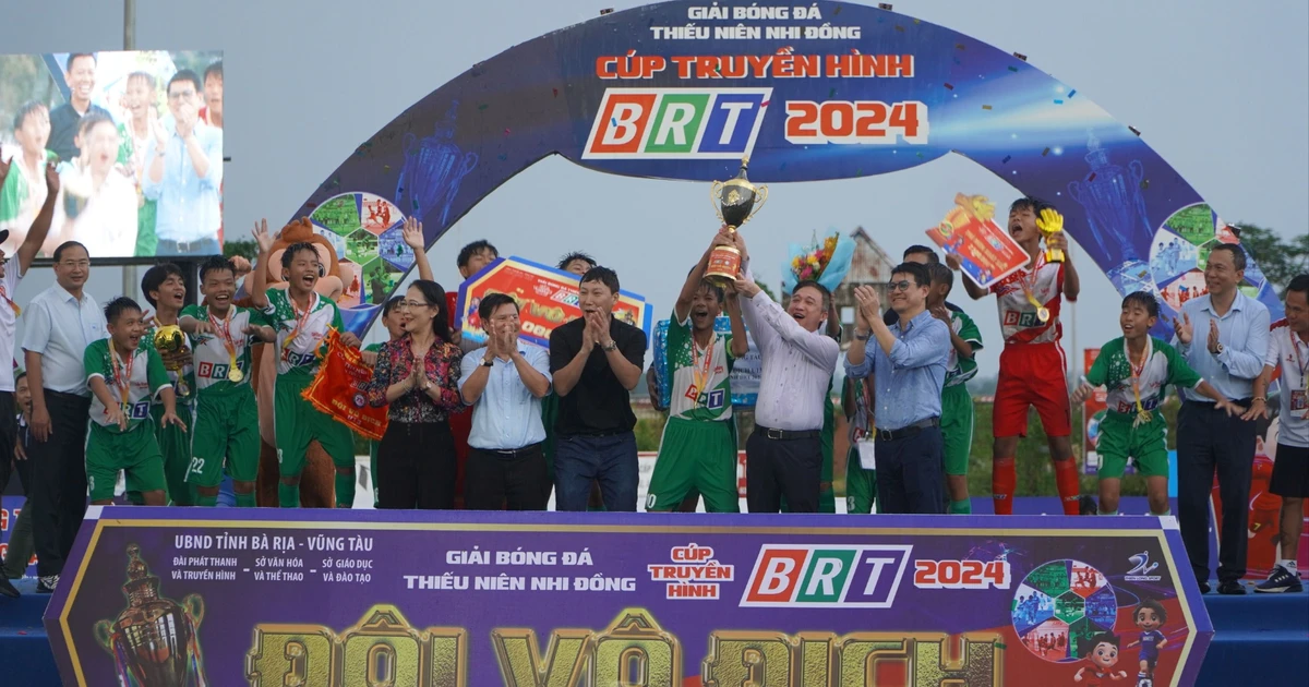 Coach Kim Sang Sik attended the closing ceremony of the Ba Ria - Vung Tau Television Cup Football Tournament