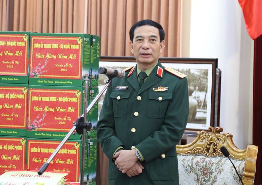 General Phan Van Giang delivered a New Year greeting to the Party Committee, government and people of Nam Dinh province.