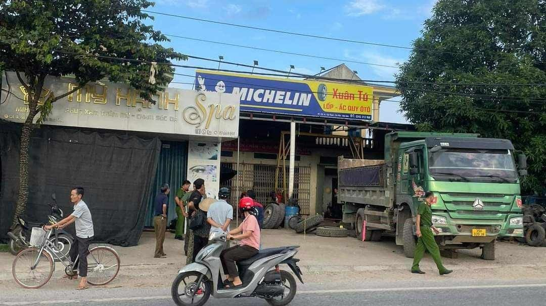 Nổ lốp ô tô trong lúc sửa chữa khiến 2 người tử vong - Ảnh 1.