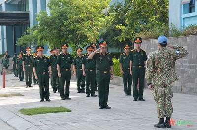 Oberleutnant General Hoang Xuan Chien überprüft die Vorbereitungen für die Abreise des Ingenieurteams Nr. 2.