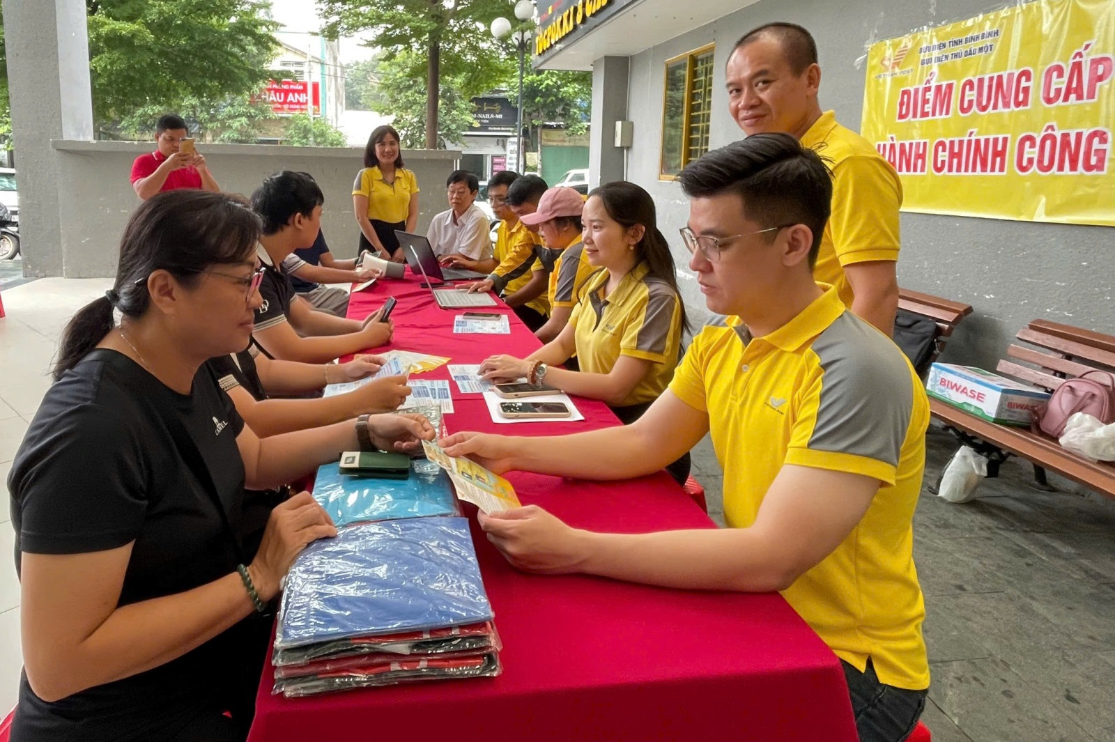 สำนักงานไปรษณีย์จังหวัดบิ่ญเซืองนำบริการด้านการบริหารสาธารณะมาใช้เพื่อให้บริการประชาชนโดยตรง