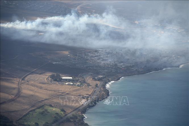 De la fumée s'élève d'un incendie de forêt à Lahaina, Hawaï, États-Unis, le 9 août 2023. Photo : AFP/VNA