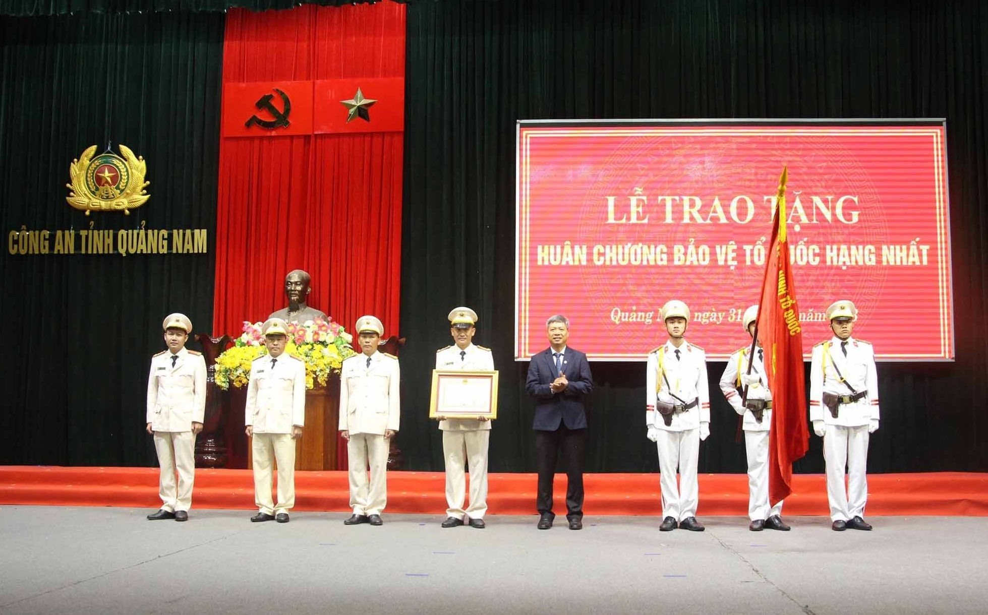 Vice Chairman of the Provincial People's Committee Ho Quang Buu authorized to award the First Class Fatherland Protection Medal to the Criminal Police Department (PC02). Photo: T.C