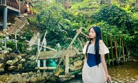 Young people invite each other to go up the mountain to avoid the heat: Eat grilled chicken, drink coffee by the stream